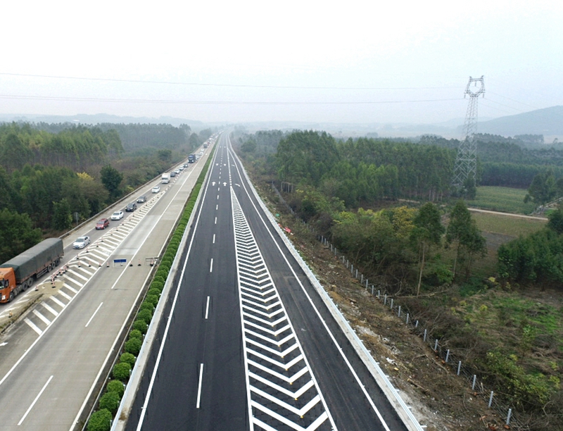 新舊路面對(duì)比.jpg